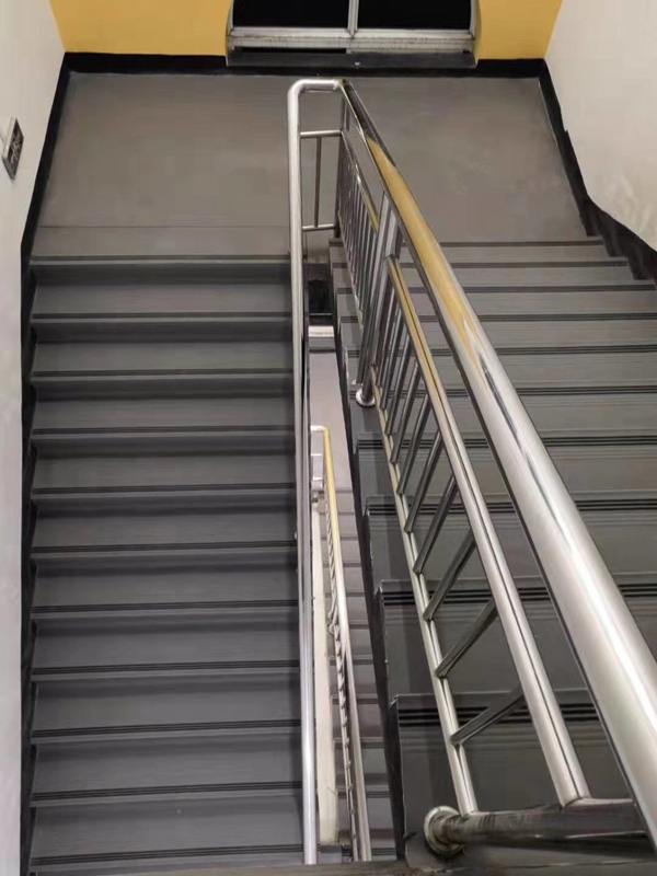 灰色楼梯踏步